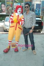 Arjun Rampal spends time with kids at Mcdonald_s on 14th Nov 2010 (16).JPG